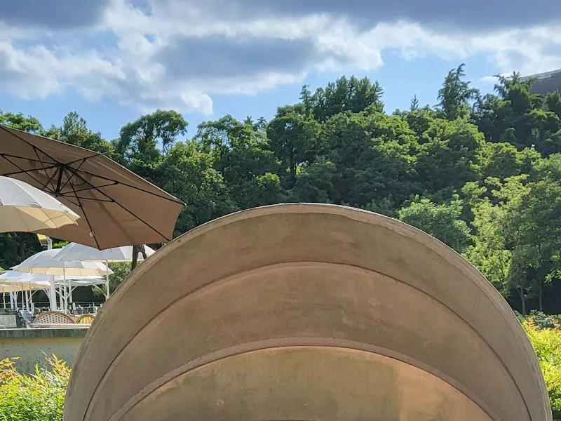 해질녘 야외 테이블 풍경