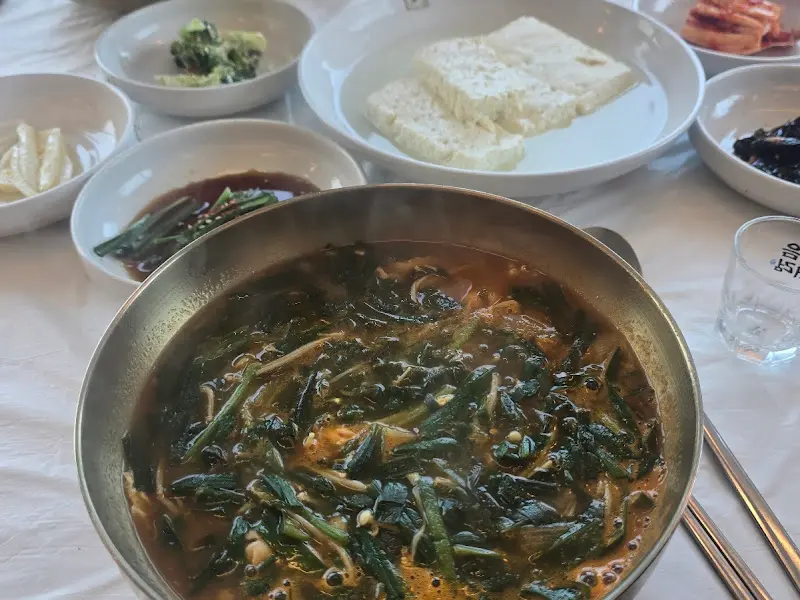 정갈한 밑반찬과 섭국 한상차림