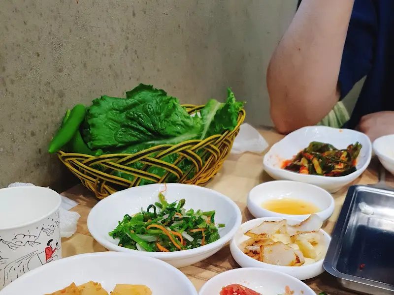 다양한 종류의 밑반찬이 테이블 위에 놓여져 있다.