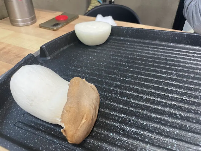 불판 위에 올려진 커다란 새송이버섯