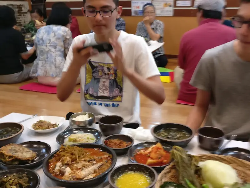 손님들이 쌈밥을 즐기는 모습