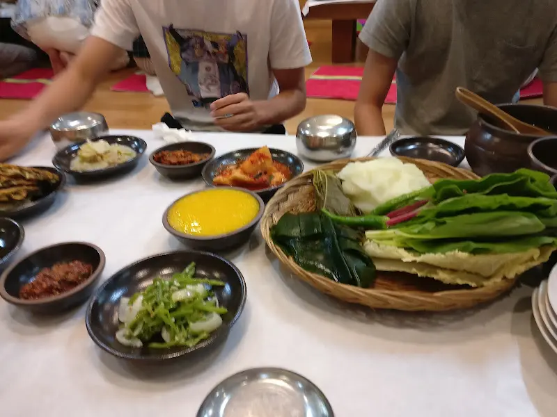 다양한 쌈 채소와 반찬들