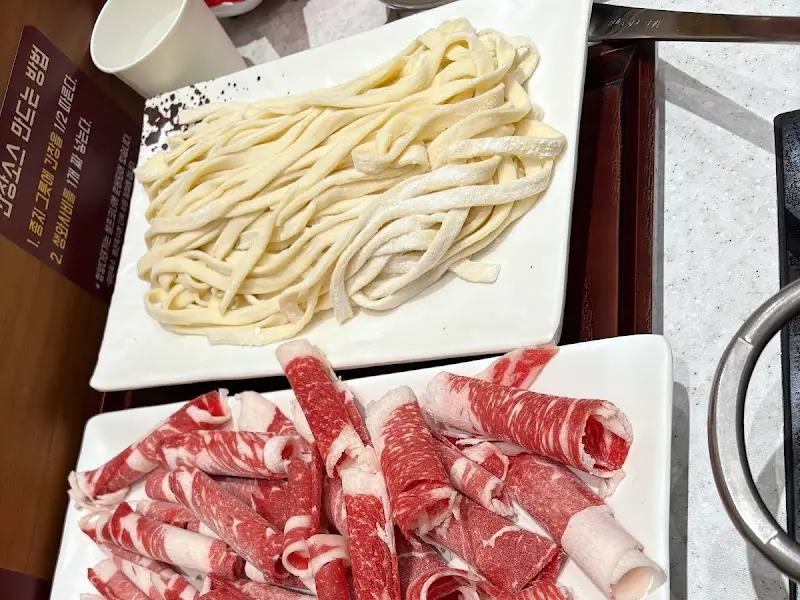 푸짐한 칼국수와 곁들임 메뉴