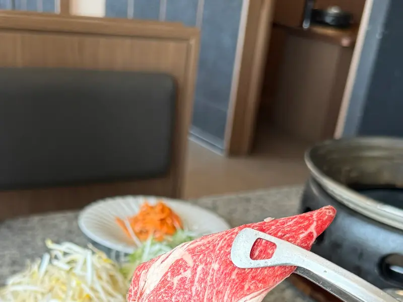 숯불 위에서 익어가는 한우 주물럭