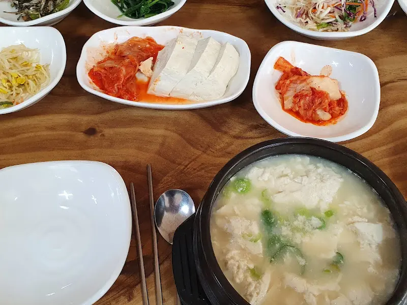 두부김치와 순두부찌개 한상차림