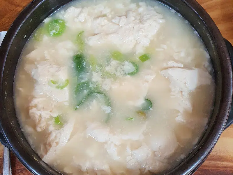 하얀 순두부 찌개의 담백한 맛