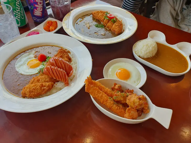 다양한 토핑과 함께 즐기는 카레 한 상