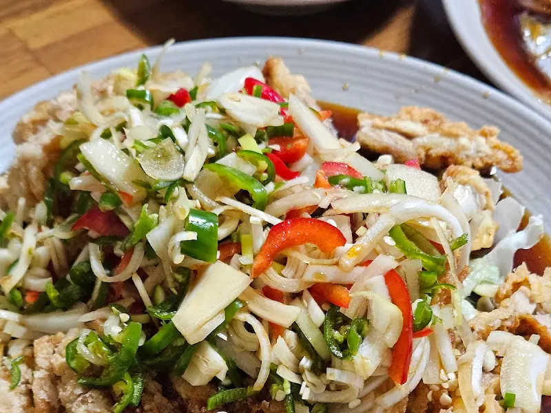 야채와 함께 먹는 유린기