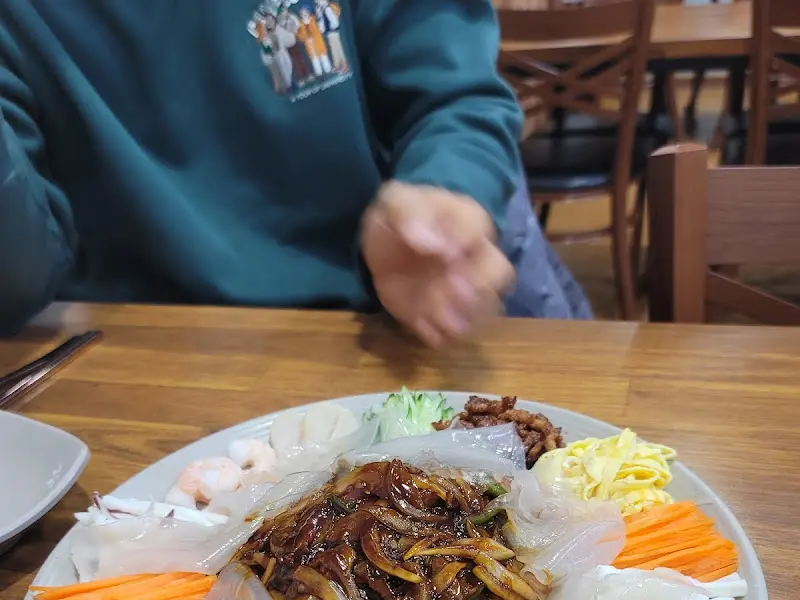 테이블에 놓인 유린기