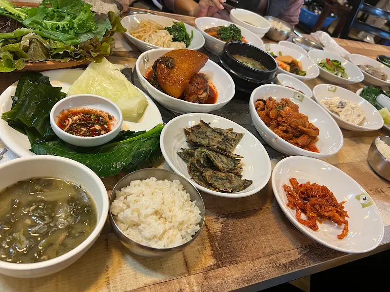 한 상 가득 차려진 모습