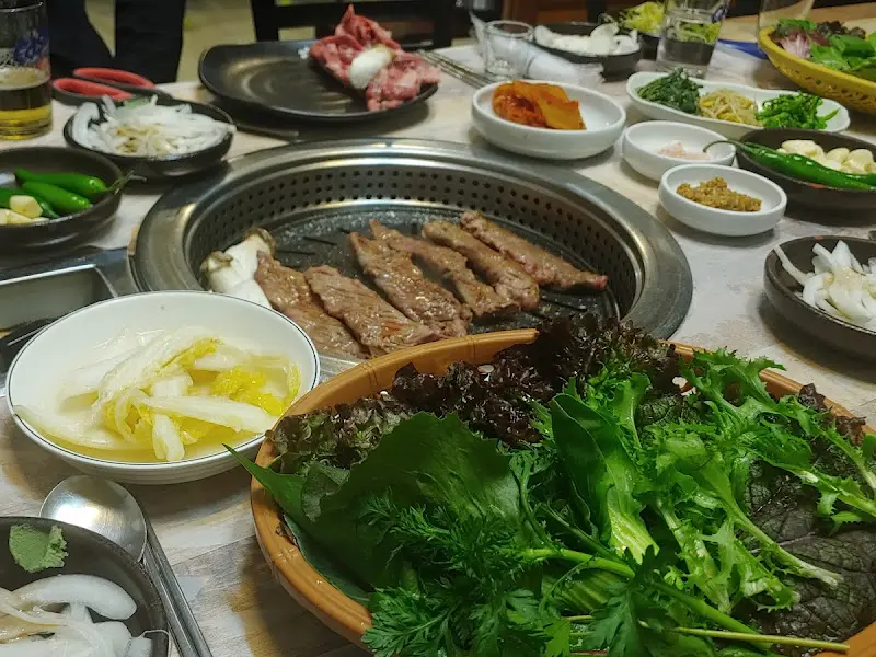 고기 구워먹는 모습