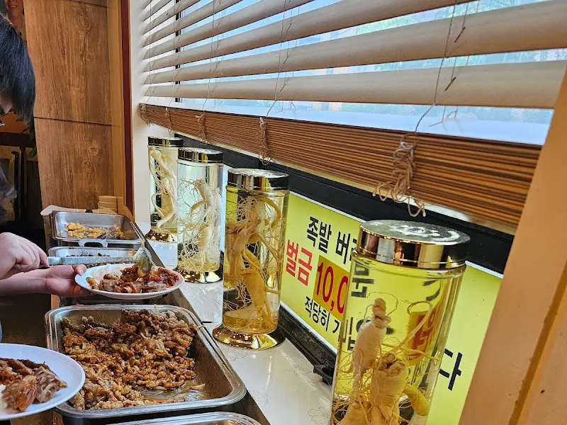 족발과 인삼주가 놓여있는 모습