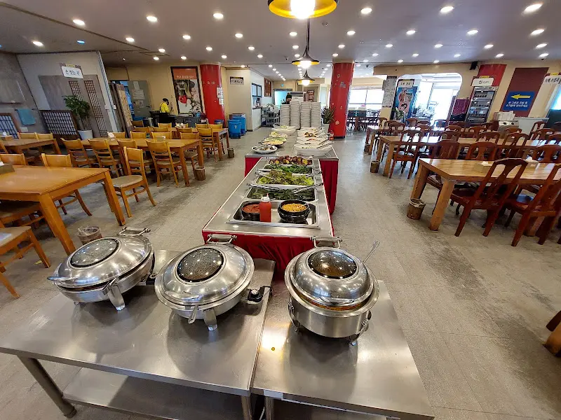 뷔페 음식 코너 전경