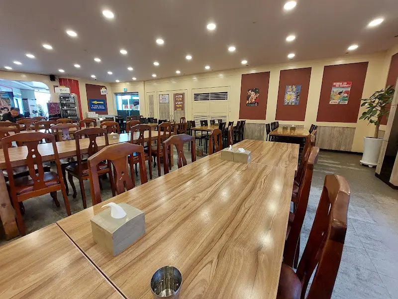 넓은 식당 내부 모습