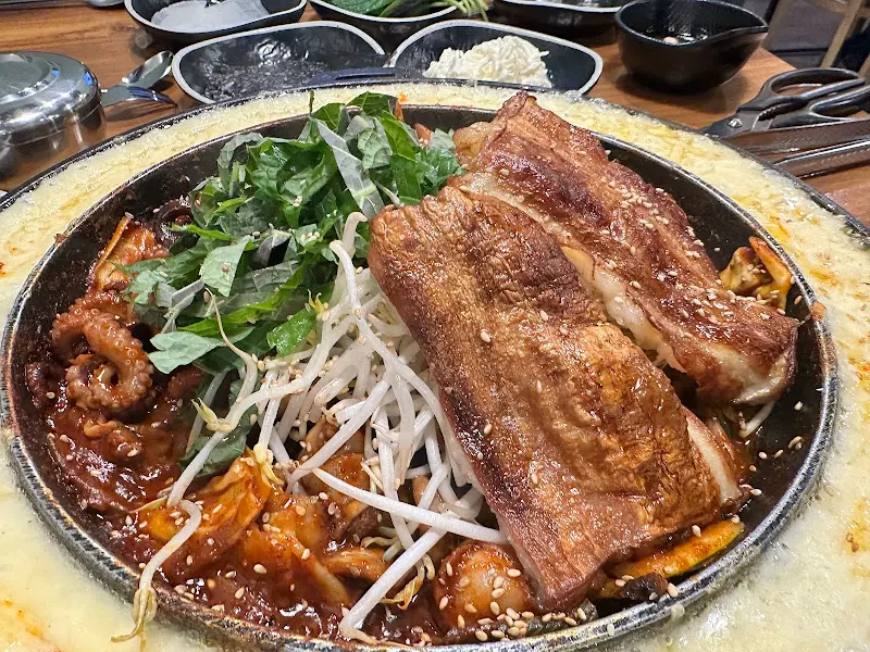 푸짐한 막창 쭈꾸미 철판 볶음