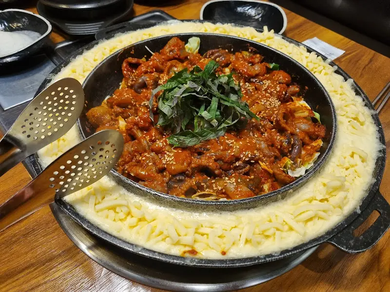 불판 가득 매콤하게 볶아진 쭈꾸미와 막창