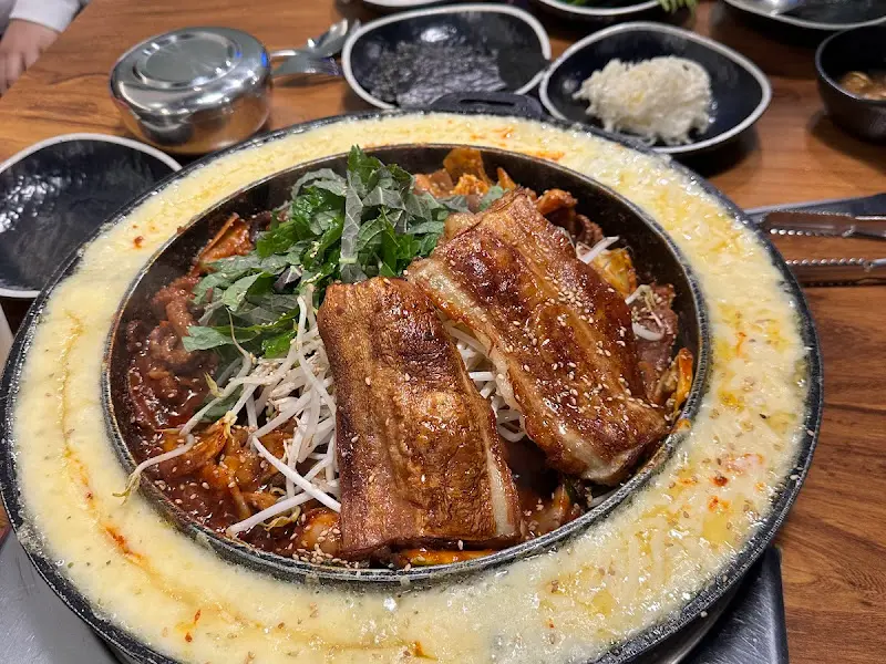 치즈에 둘러싸인 쭈꾸미와 막창