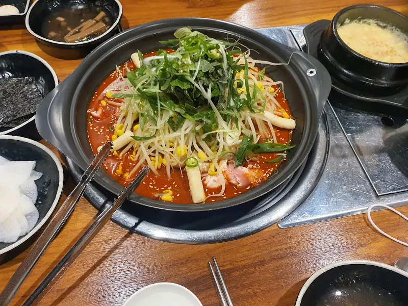 상큼한 샐러드와 곁들여 먹는 쭈꾸미