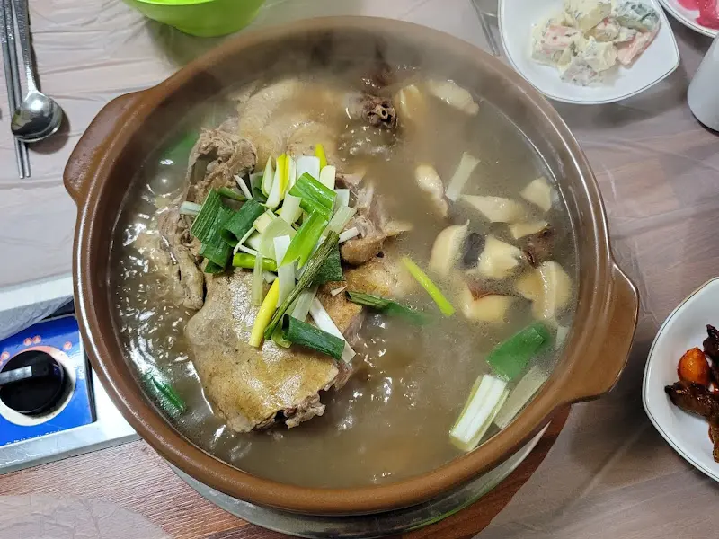 보글보글 끓고 있는 한방오리탕