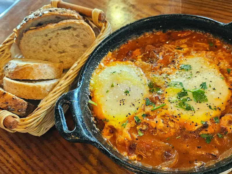 따뜻한 샥슈카와 빵의 조화