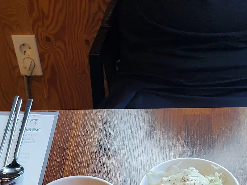 밑반찬이 차려진 테이블