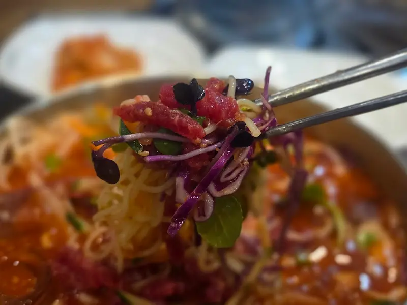 젓가락으로 들어올린 육회