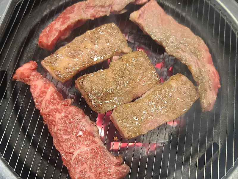 숯불 위에서 익어가는 한우