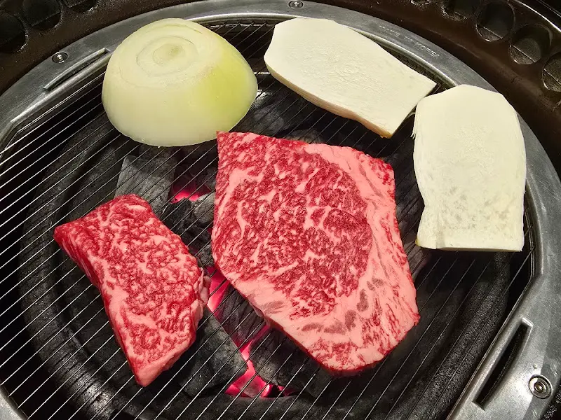 숯불 위에 올려진 한우와 버섯