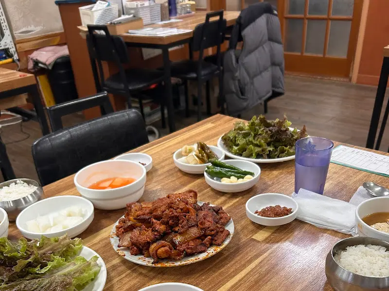 배신식당 테이블 세팅