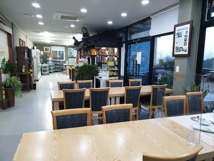 식당 내부 테이블 세팅 모습