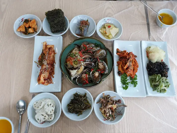 다양한 밑반찬 구성