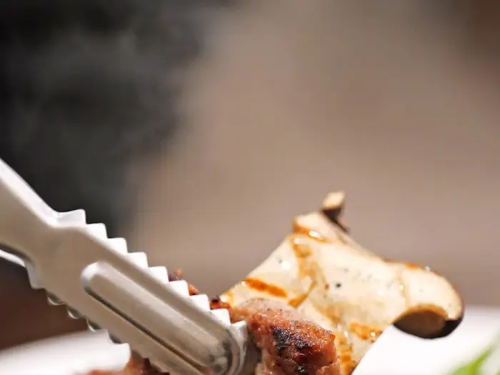 석갈비와 버섯을 집는 집게