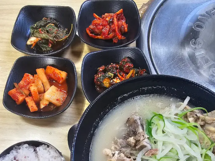 접짝뼈국과 반찬 사진