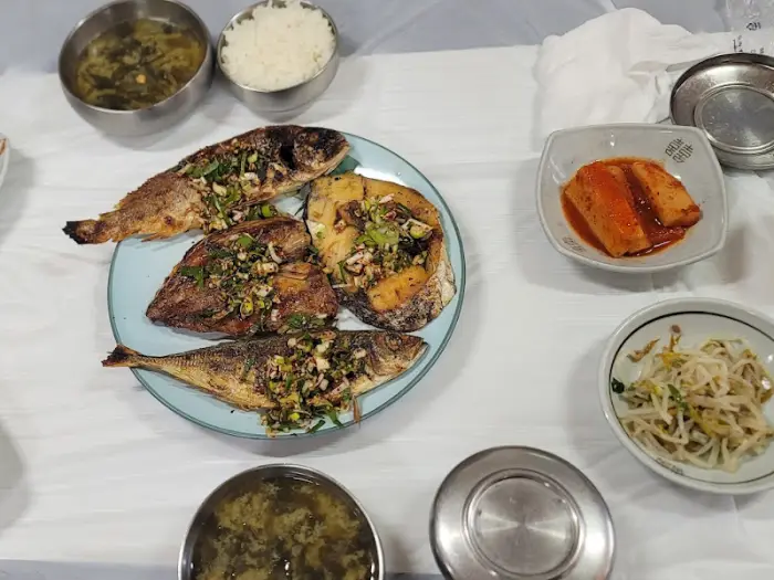 생선구이와 함께 나오는 밥, 국, 반찬
