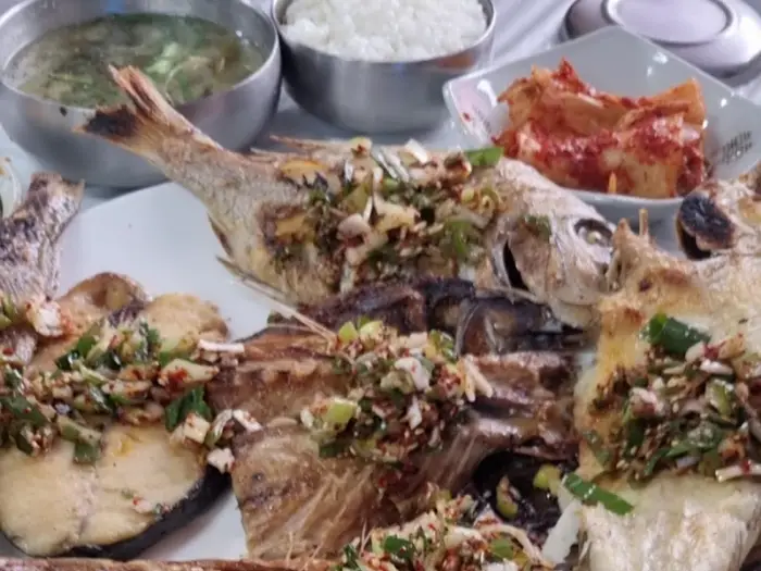 밥, 국, 생선구이, 반찬이 한 상에 차려진 모습