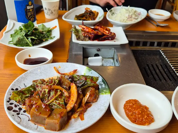 도토리묵 무침과 양념 게장
