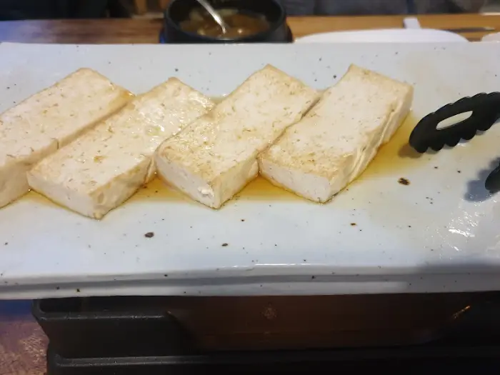 정갈하게 담겨 나온 두부 요리