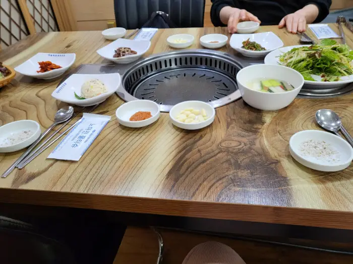 식당 내부 테이블 세팅