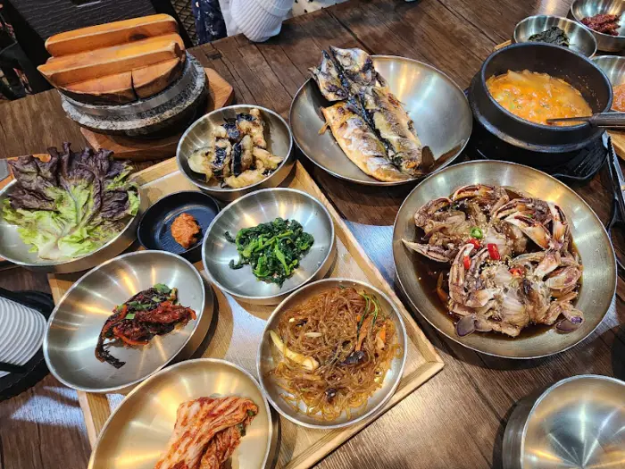 간장게장, 고등어구이, 밥이 함께 나온 상차림