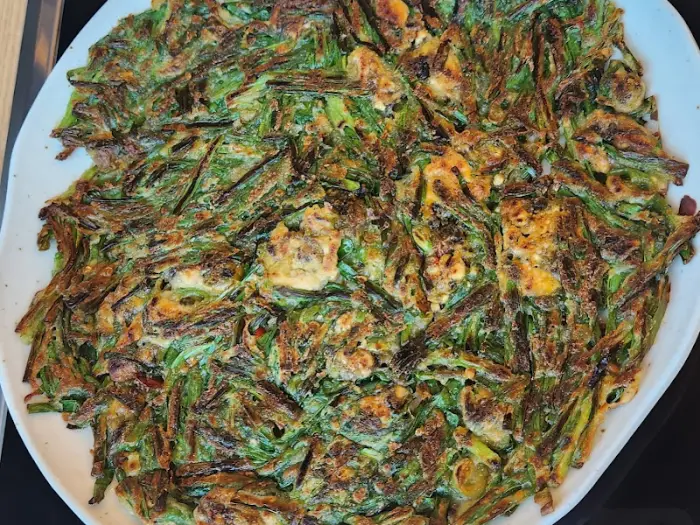 푸짐하게 차려진 땡초 부추전