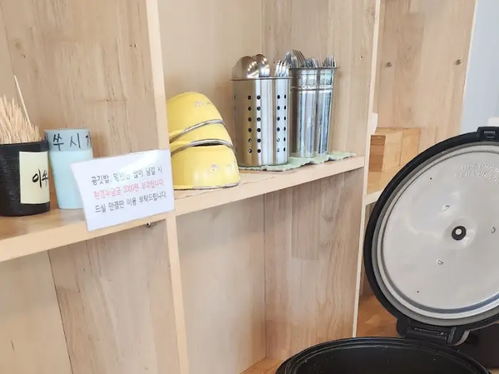 주방 용품이 정리된 선반과 밥솥