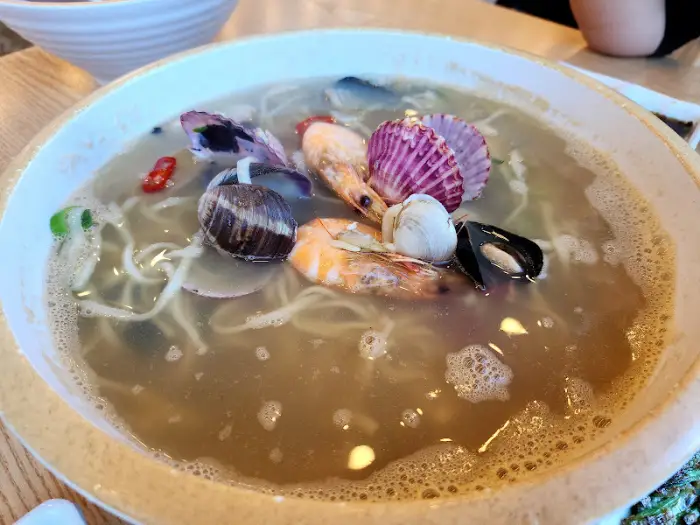 푸짐한 해산물이 담긴 해물칼국수