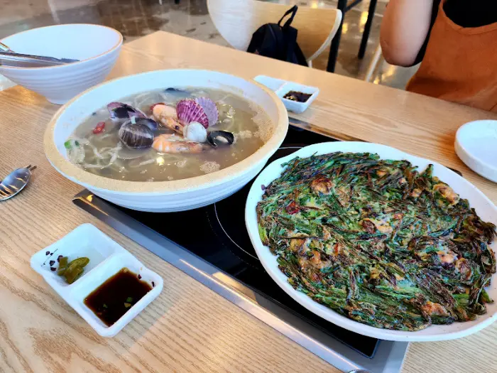 해물칼국수와 땡초 부추전을 함께 담은 모습