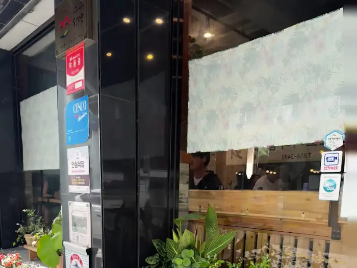 가게 외관의 깔끔한 입구 모습