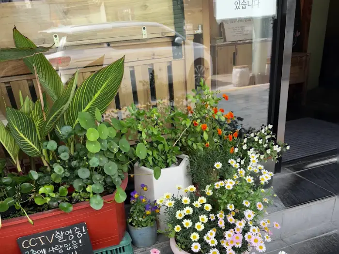 돈까스와 함께 나온 밥과 밑반찬