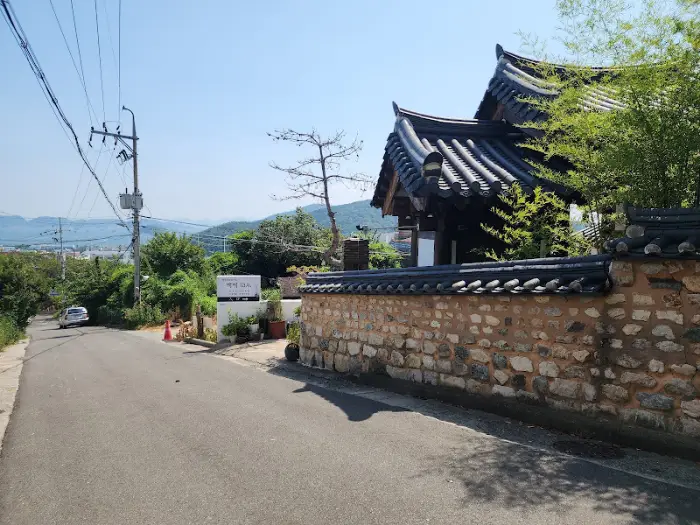 백제13월 진입로와 한옥 건물
