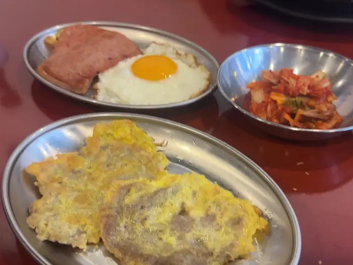 전, 계란 프라이, 햄, 김치의 모습
