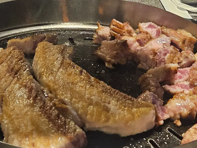 고기굽는남자 구워지는 삼겹살