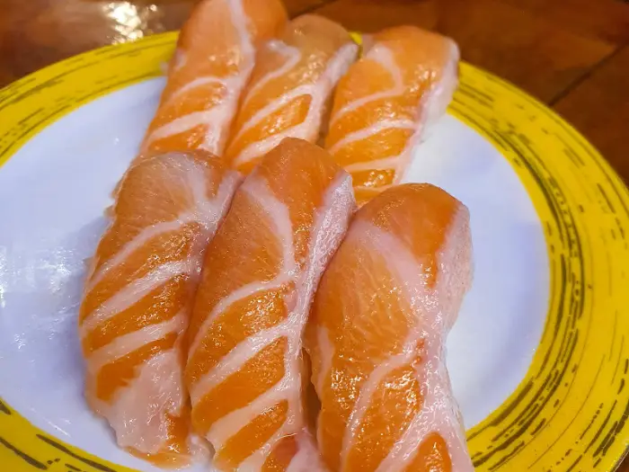 두툼한 연어 초밥
