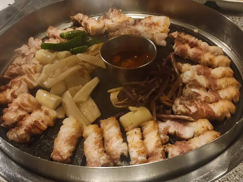 고기굽는남자 익어가는 고기